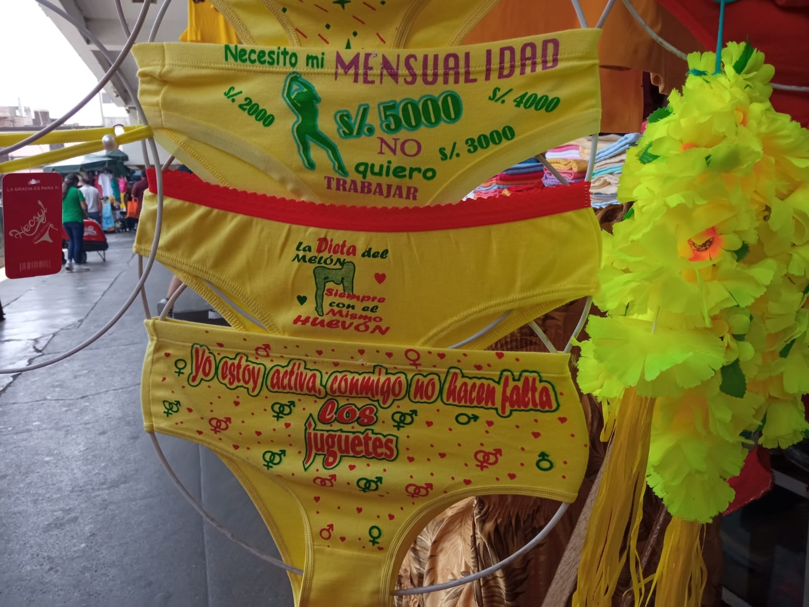 Tres prendas interiores de color amarillo son exhibidos en una tienda del Mercado Central, en el Cercado de Lima | Foto: Infobae Perú / Paula Elizalde