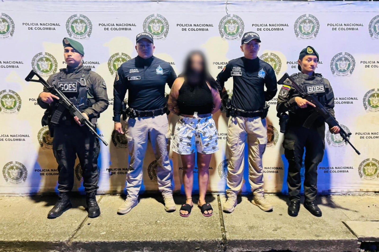 El reciente golpe coordinado entre la Dirección de Investigación Criminal e Interpol (Dijín) y la Fiscalía General dejó como resultado la captura de cuatro personas buscadas por delitos graves en Chile y Estados Unidos - crédito Policía Nacional/Dijín
