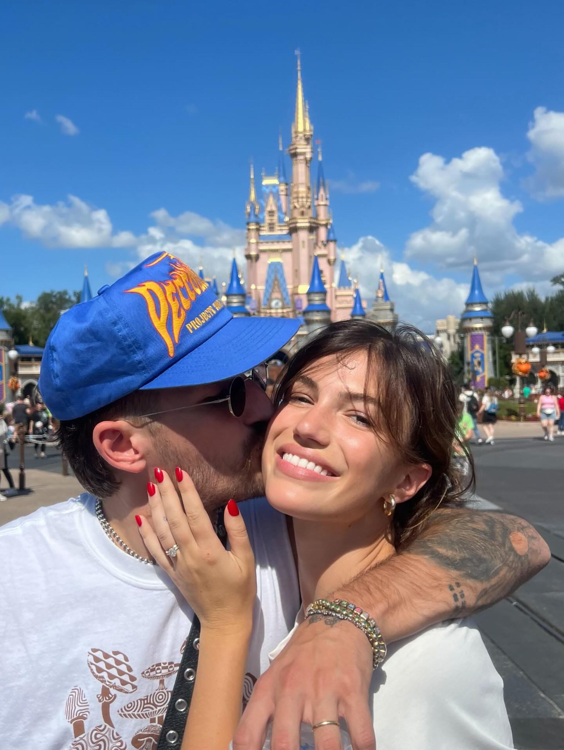 Los viajes son una constante de la dinámica de la relación. Acá, con fondo de Disney