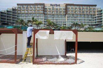 Un empleado desarma una pérgola