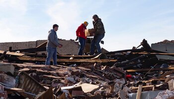 El gobernador de Kentucky dijo que sería un milagro encontrar a sobrevivientes en una fábrica que colapsó tras los tornados