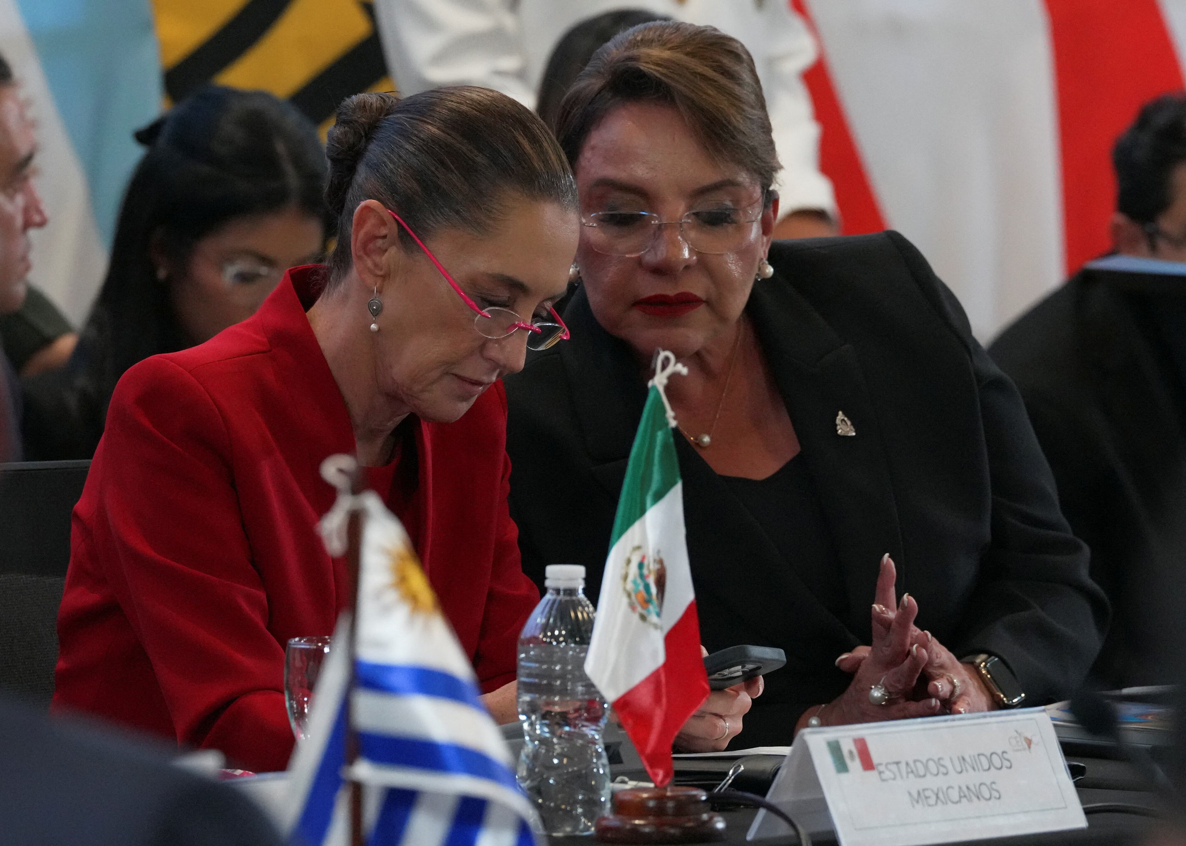 La presidenta de México (izda), Claudia Sheinbaum, junto a la de Honduras, Xiomara Castro, en una cumbre de la CELAC. (REUTERS/Fredy Rodríguez)