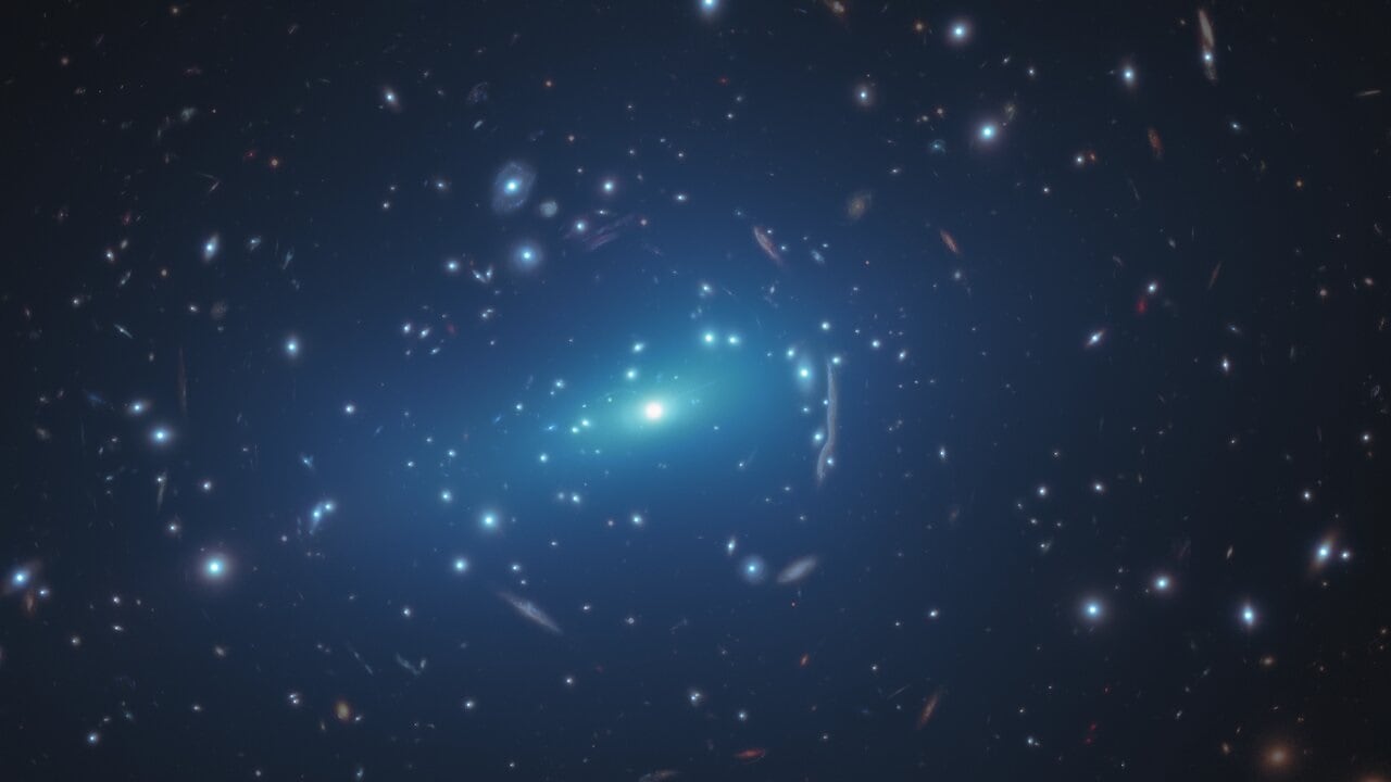 Las partículas WIMP figuran entre los principales candidatos para explicar la materia oscura en la física de partículas. (NASA, ESA, G. CAMINHA)
