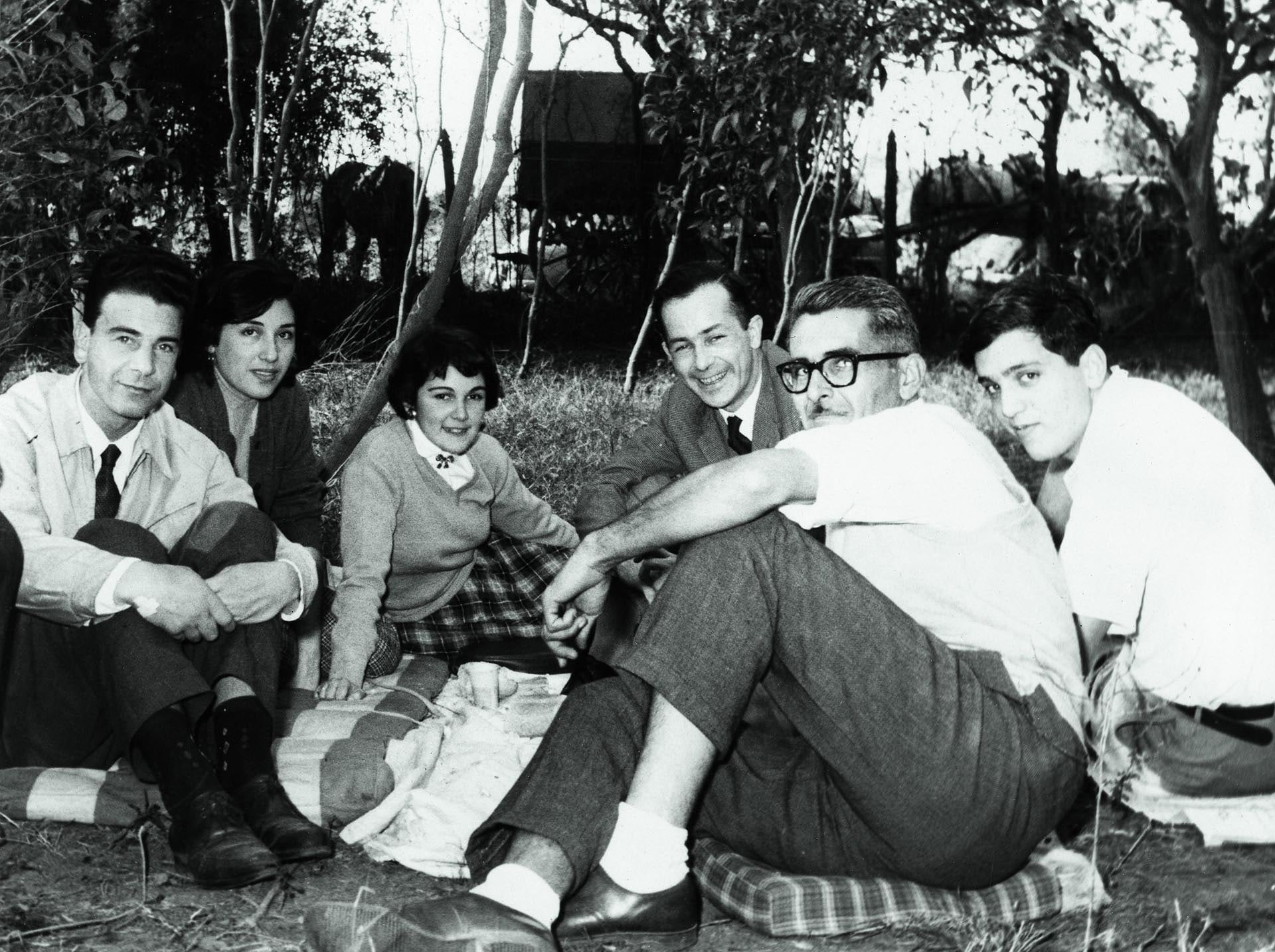 Enriqueta Muñiz y Rodolfo Walsh con amigos. La investigación de