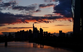 FOTO DE ARCHIVO: Siluetas de