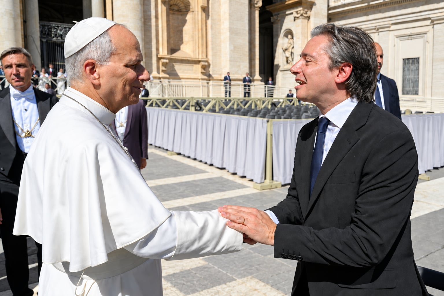 El papa León XIV saluda a Christian Asinelli, Vicepresidente Corporativo de Programación Estratégica en CAF (banco de desarrollo de América Latina)