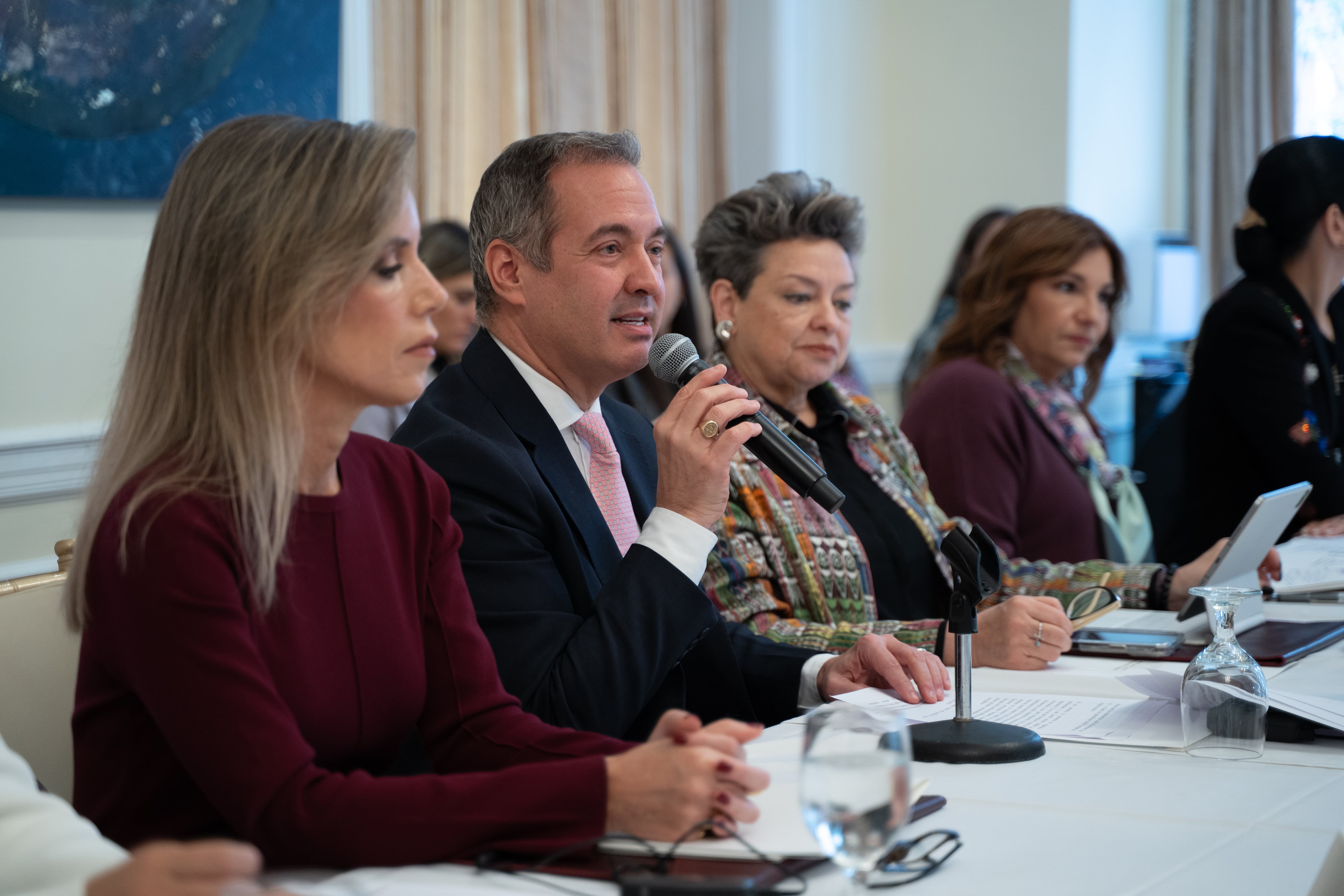 Carlos Rosillo toma la palabra mientras los participantes comparten y debaten sus puntos de vista en el foro “Liderar en un mundo en transformación: Soft Power y Acción Social en las Américas”