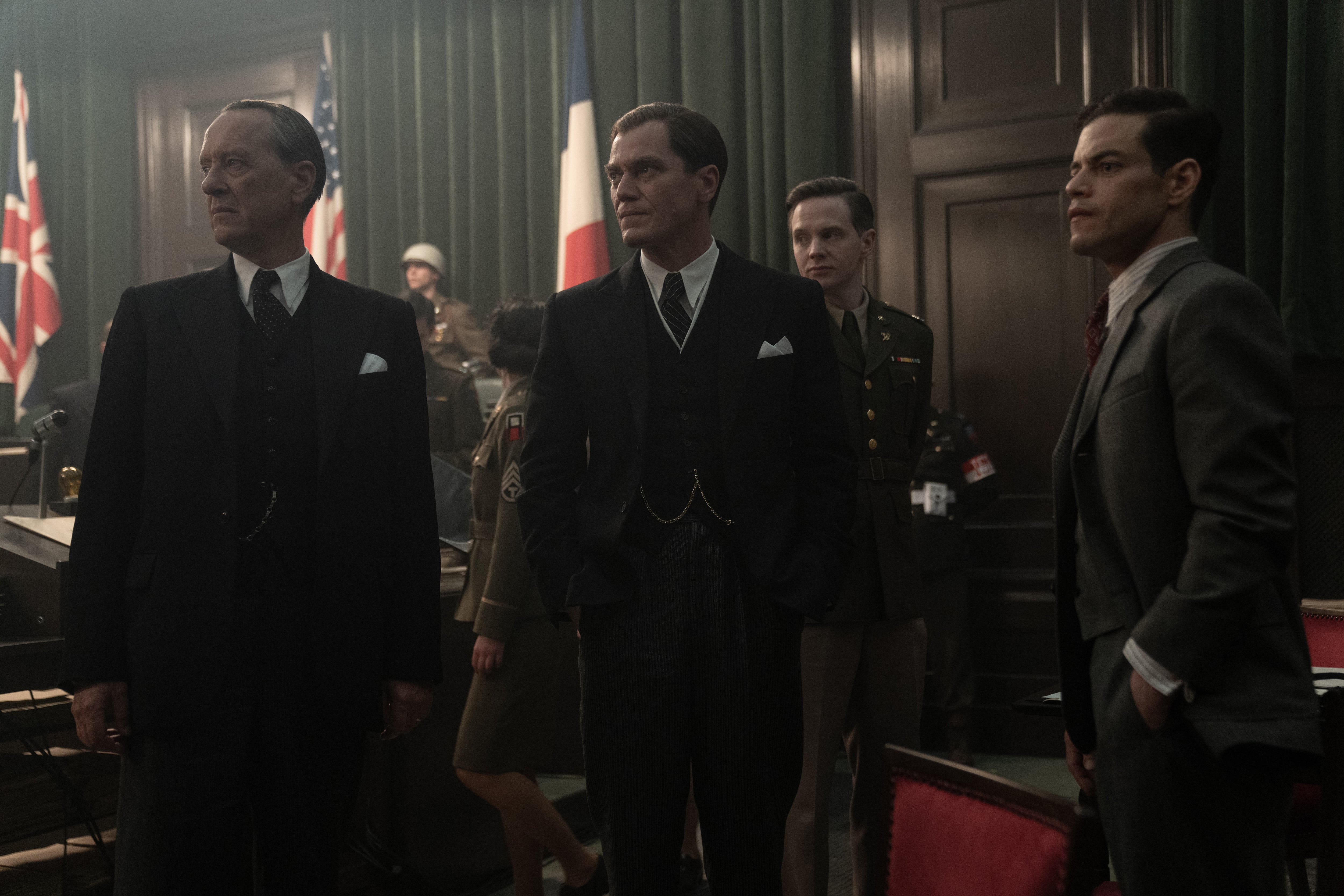 De izquierda a derecha, Richard E. Grant como Sir David Maxwell-Fyfe, Michael Shannon como Robert H. Jackson y Rami Malek como Douglas Kelley en
