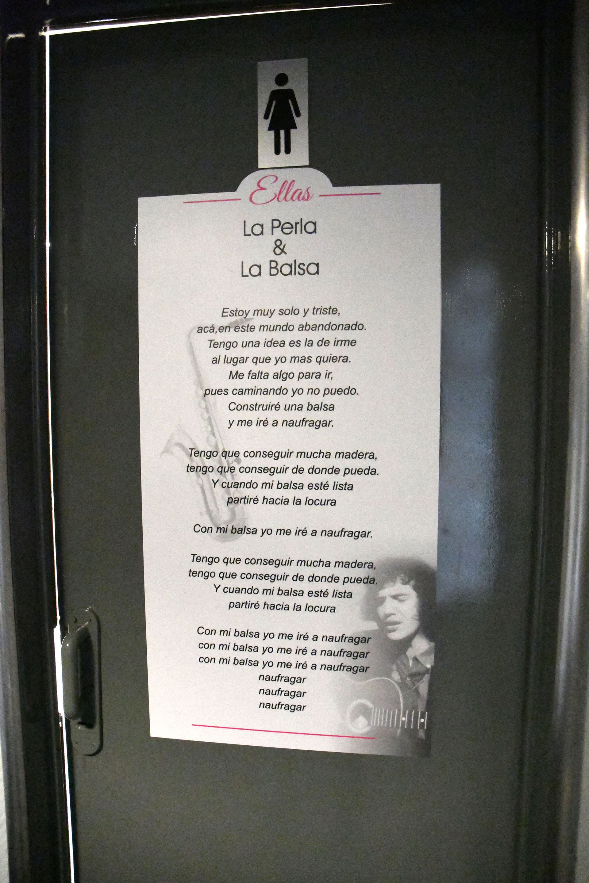 El recuerdo para Tanguito y Lito Nebbia en el baño del bar La Perla de Once