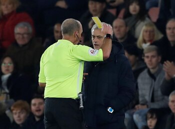 Mourinho recibió una tarjeta amarilla por espiar al técnico rival