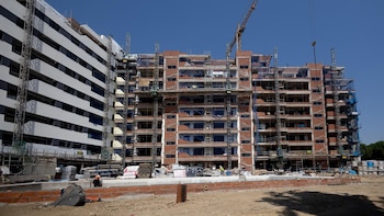 La compraventa de viviendas cayó un 11,8% en mayo, pero el precio subió un 8,8%, según los notarios