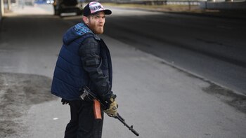 Un voluntario armado que se