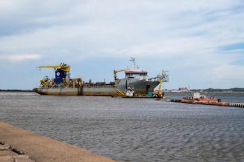 El tramo a licitar abarca desde el kilómetro 1238 del río Paraná hasta la zona de aguas profundas del Río de la Plata, constituyendo un eje central para la circulación de exportaciones y el abastecimiento interno (Foto: Shutterstock)