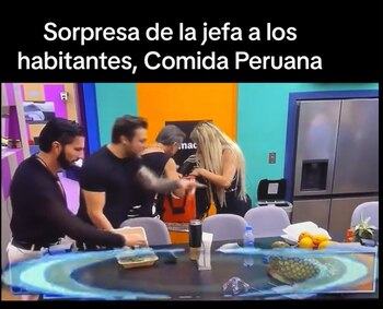 Habitantes reciben comida peruana en