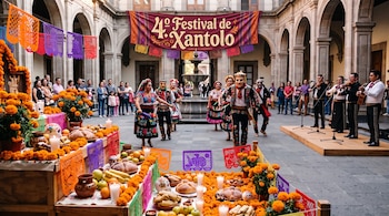 Patio colonial con pancarta del Festival de Xantolo, bailarines con máscaras, músicos con violines y una ofrenda con flores y alimentos.