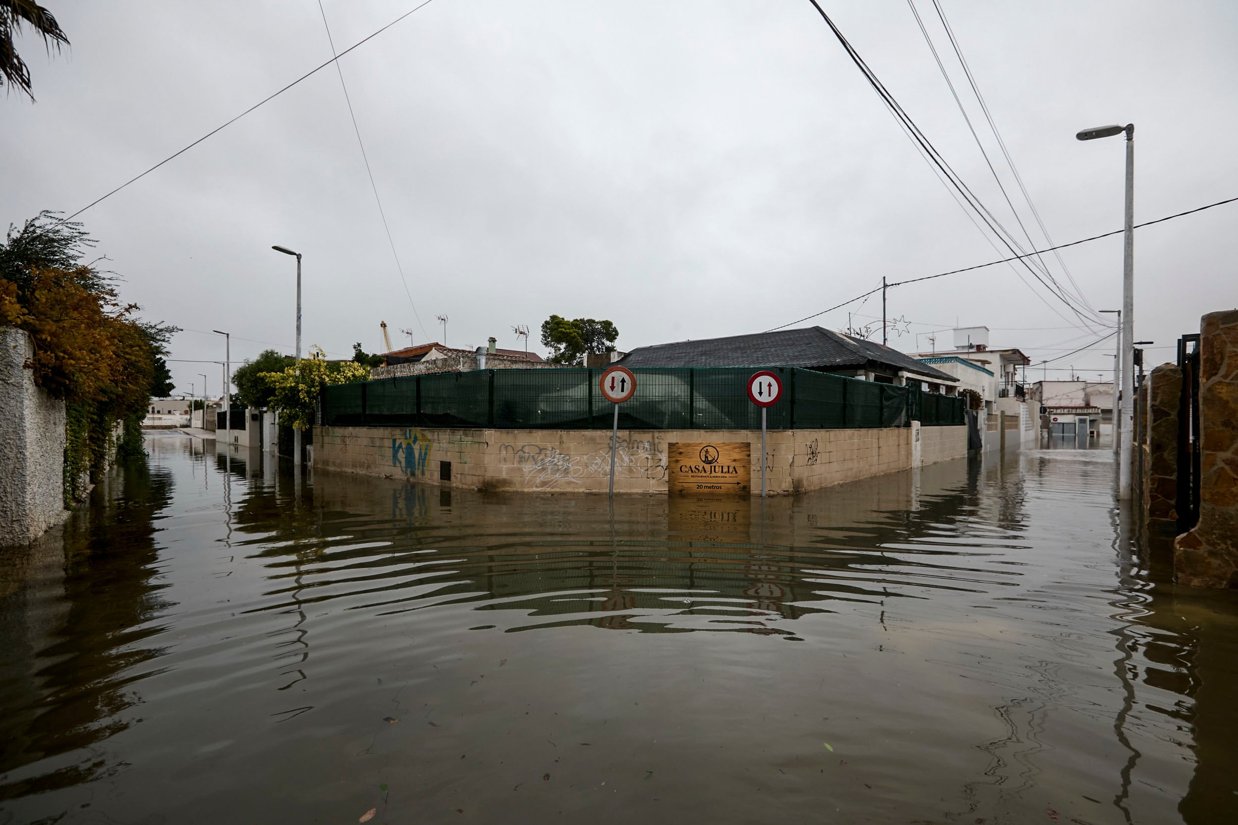 Inundaciones en la zona residencial próxima a la playa de Rafalcaid, en la localidad de Gandía. (Natxo Francés/EFE)