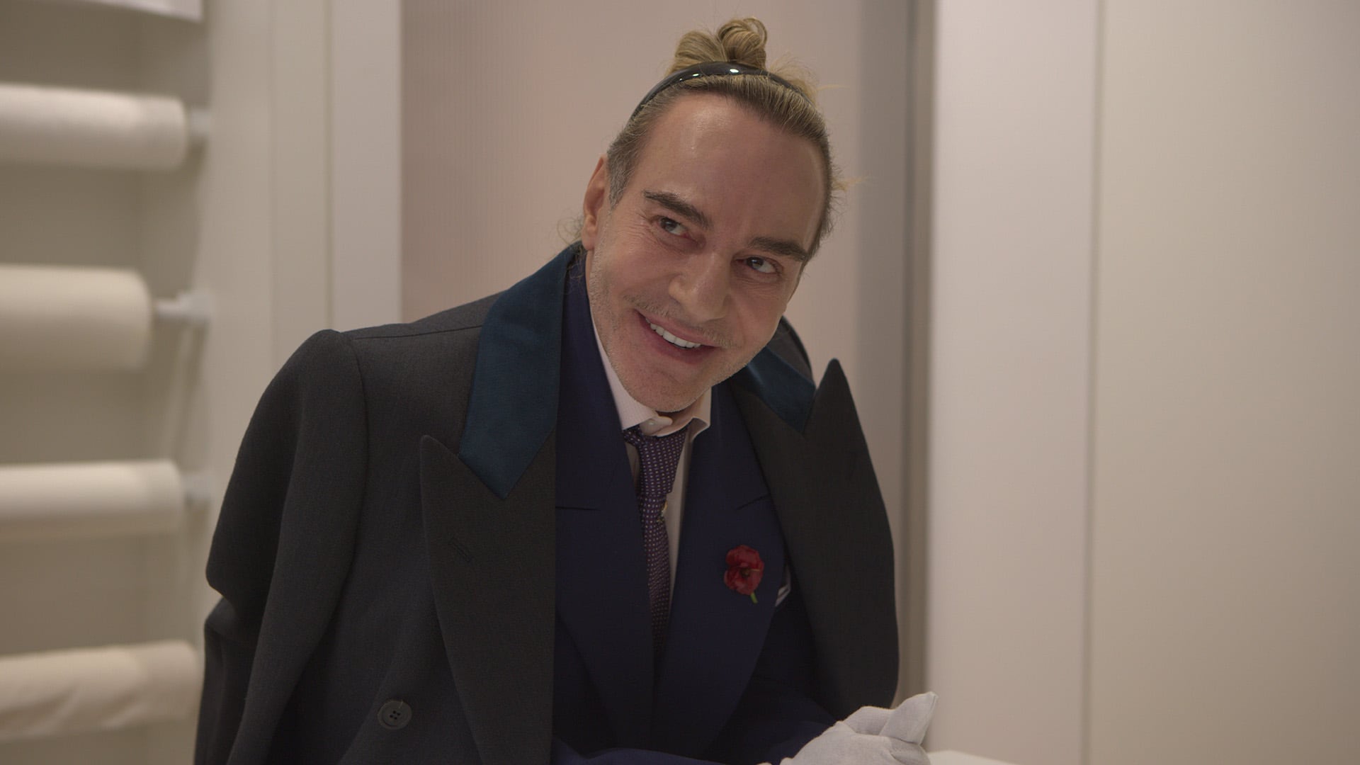 John Galliano fue multado en 2011 por realizar comentarios racistas.