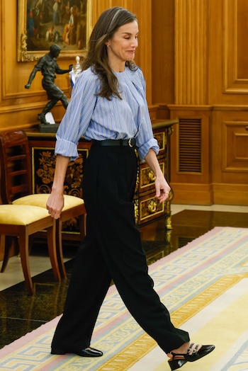 La reina Letizia antes de recibir en audiencia a un grupo de expertos del Observatorio Legislativo de Enfermedades Raras y Medicamentos Huérfanos este martes en el Palacio de la Zarzuela. (EFE/JJ Guillén).