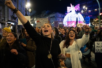 Varias jóvenes durante una marcha