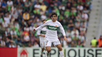 El jugador español Gonzalo Villar se queda en el Elche tras completar su traspaso desde el Dinamo Zagreb