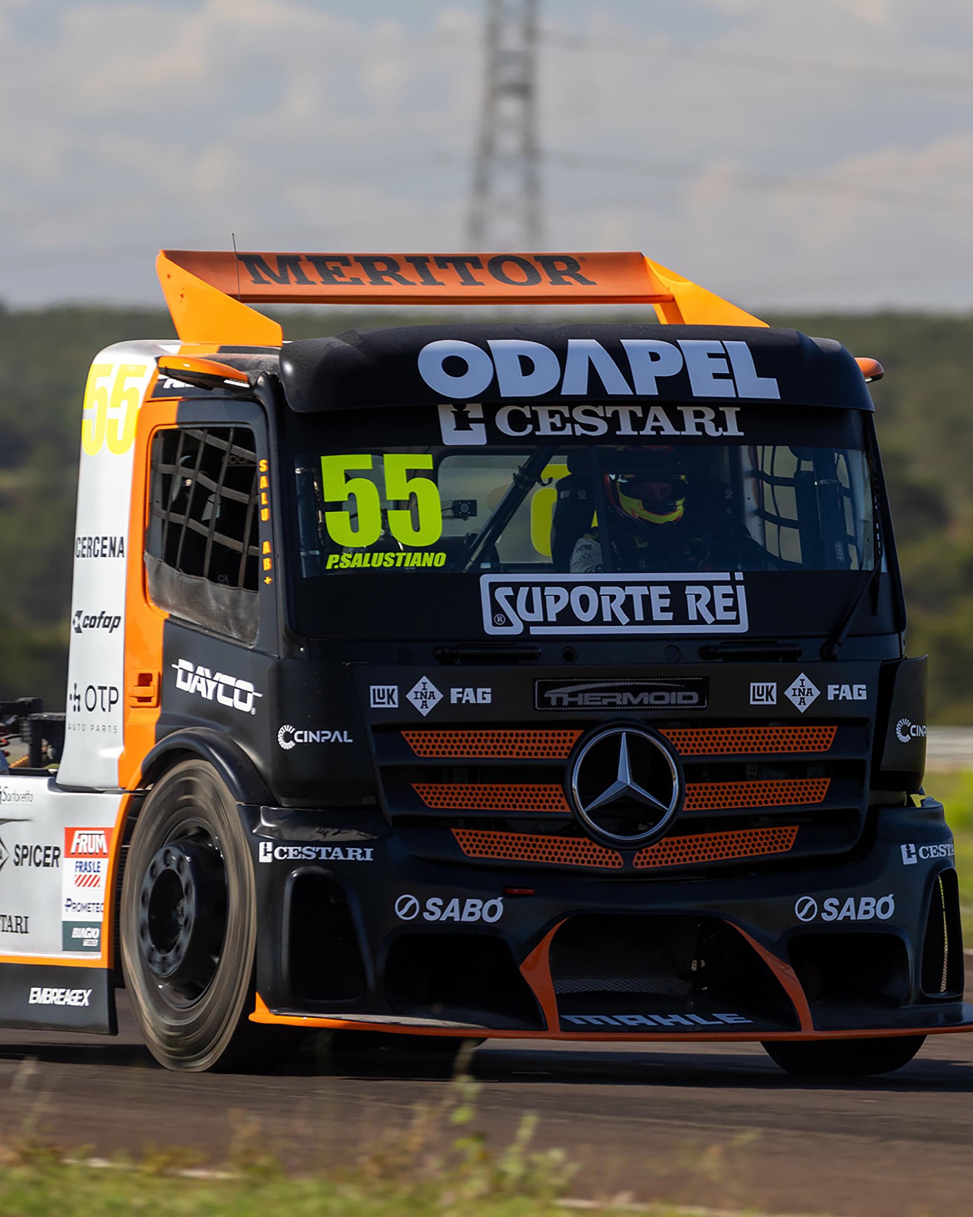 El camión número 55 de P. Salustino sufrió un vuelco impactante en la Copa Truck