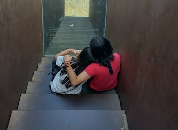 La hija adolescente de Raquel ha vivido tres años en situación irregular en España. (Cedida a Infobae)