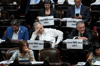 Legisladores en el debate de