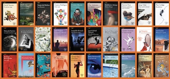 Veinticuatro portadas de libros, con texto en sus lomos y cubiertas variadas, dispuestas en tres filas y ocho columnas sobre un fondo naranja