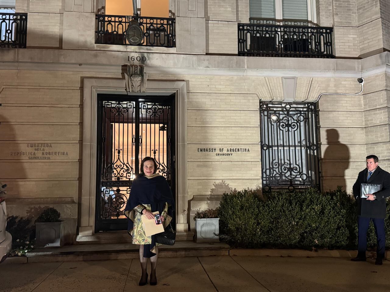 Susan Segal, CEO del Council of America, al ingresar a la embajada argentina en Washington.