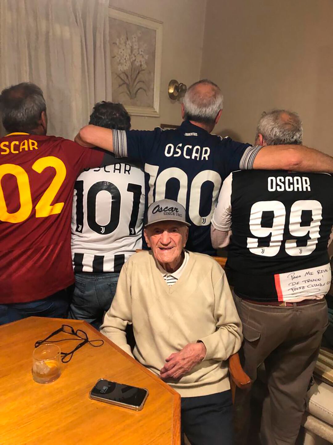 Oscar D’Olivo muestra las camisetas de Paulo Dybala que guarda como tesoros: una por cada año desde que cumplió 99, todas firmadas por el jugador nacido en la misma tierra que él.