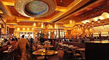 David Overton, CEO de The Cheesecake Factory, destaca que la fidelización y la innovación tecnológica son claves para el éxito de la empresa (Tripadvisor)