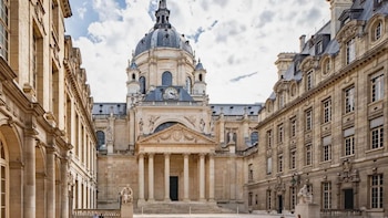 La fachada de la Universidad de Paris 1 Panthéon-Sorbonne (Université)