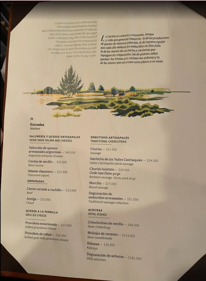 El menú ofrece entradas y acompañamientos como empanadas cortadas a cuchillo a 13.000 pesos y papas fritas a 19.000 pesos (Google Maps)