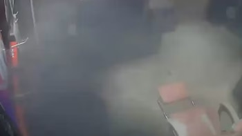 Video: un policía evitó un incendio después de que un parlante explotara en un local en Córdoba