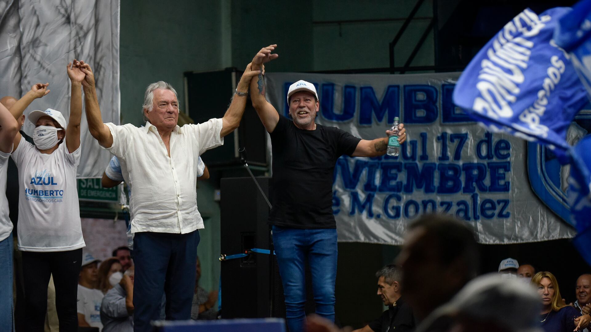 Luis Barrionuevo y Humberto Ballhorst, candidato opositor a Dante Camaño, en un acto sindical de Gastronómicos (Foto Gustavo Gavotti)