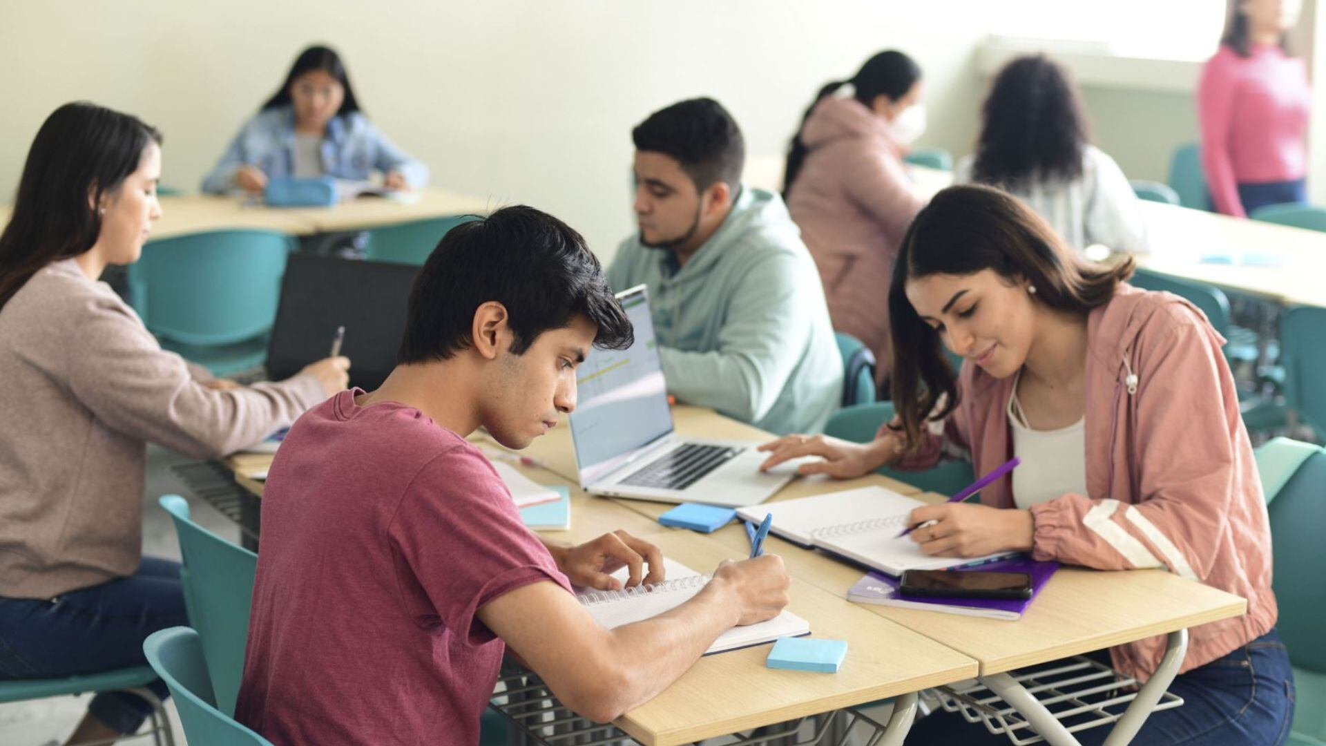 Estudiantes pueden acceder a becas universitarias o técnicas. | Andina