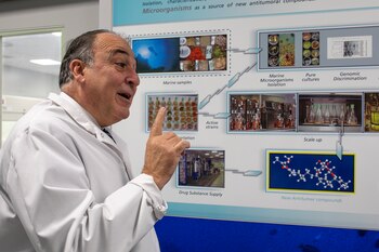 Luis Mora, explicando el proceso