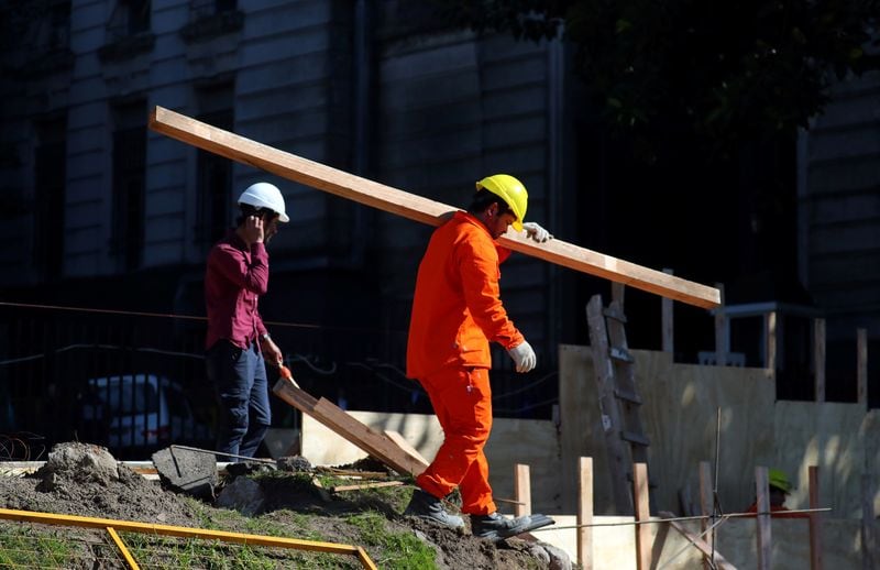 El corte de la obra pública explica parte de la caída en la construcción y el sector privado todavía no compensa esa ausencia de inversión estatal (REUTERS/Marcos Brindicci)