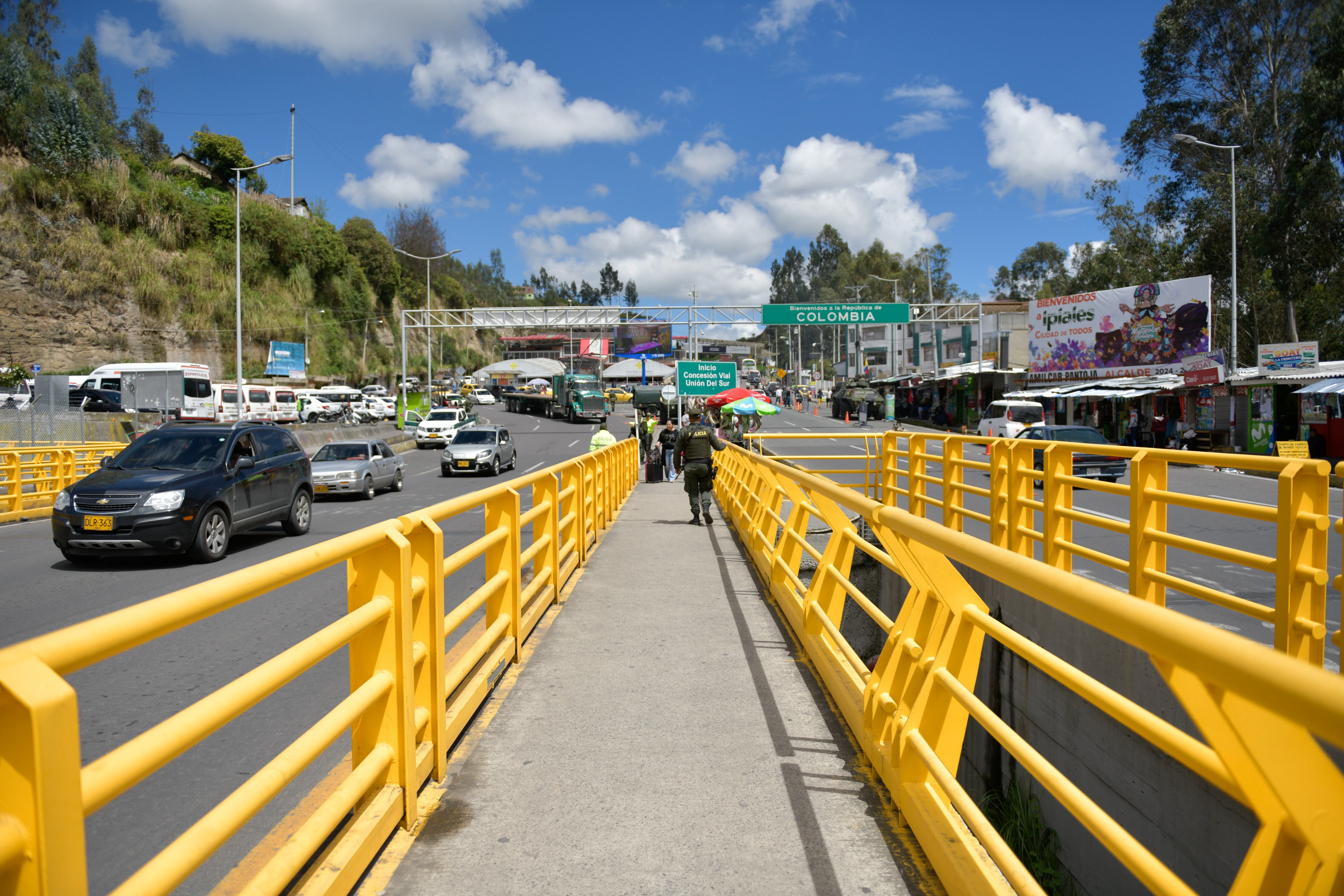 El paso fronterizo por el puente de Rumichaca también sirve para transportar los cargamentos de droga, cuyo destino final son los puertos de Manta y Guayaquil - crédito Camilo Erasso/Europa Press