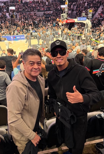 Apoyó a los Spurs rumbo a combatir ante Foster