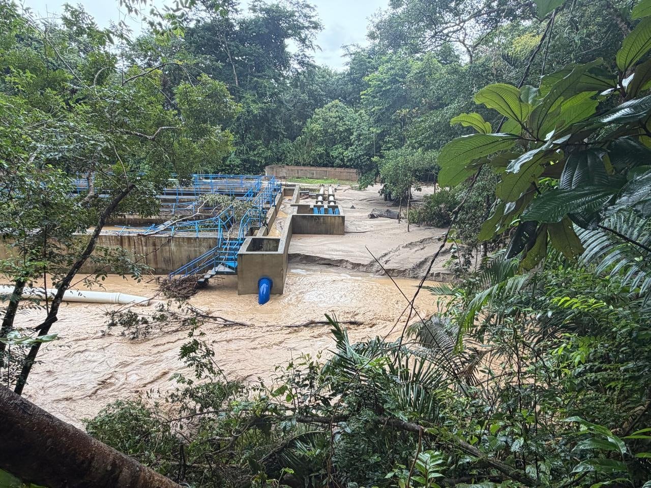 Avalancha en Tame destruyó acueducto y dejó sin agua potable a 42.000 habitantes de Arauca