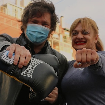 Alejandra “Locomotora” Oliveras junto a