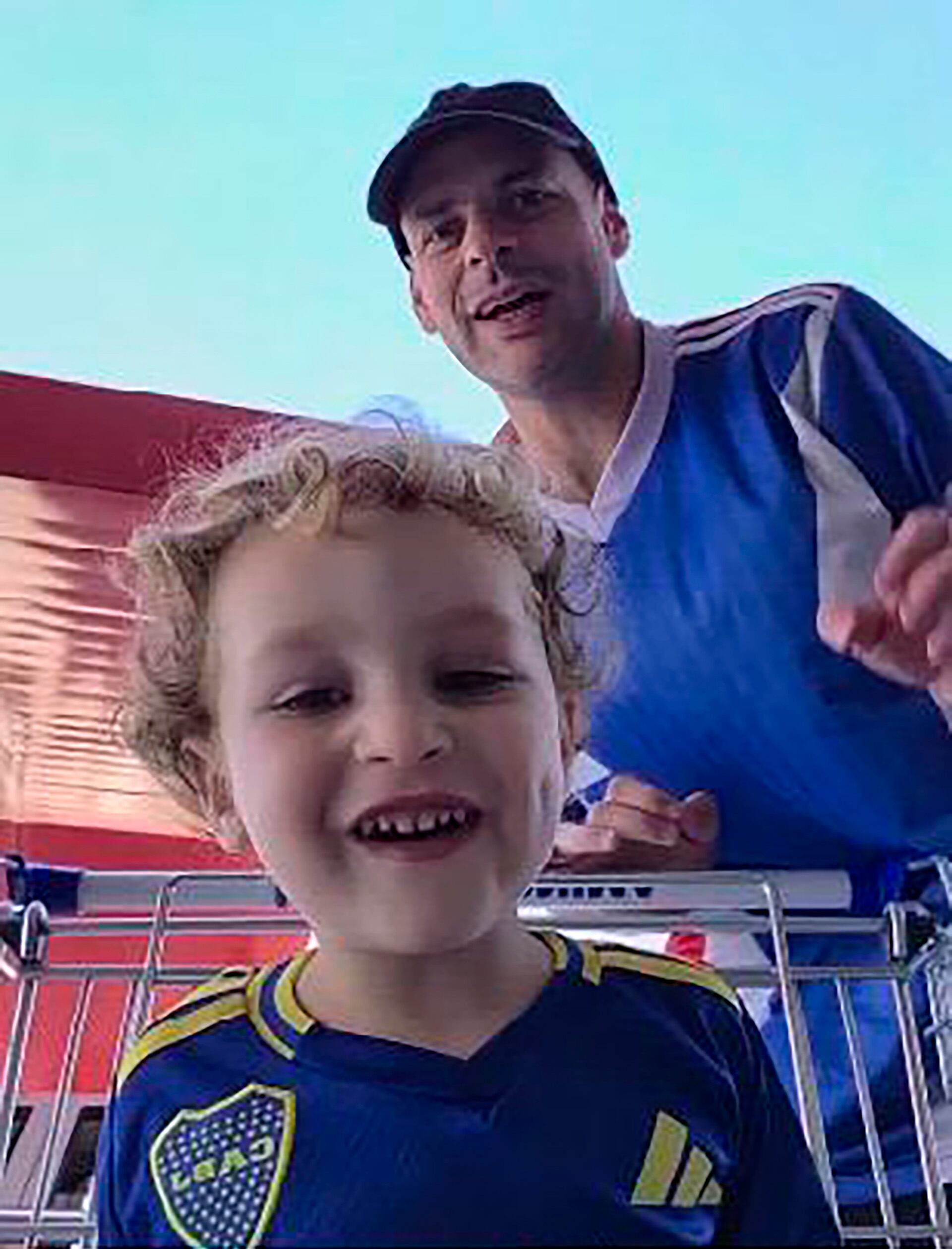 Toto tiene 3 años y medio y es fanático de Boca y Deportivo Roca