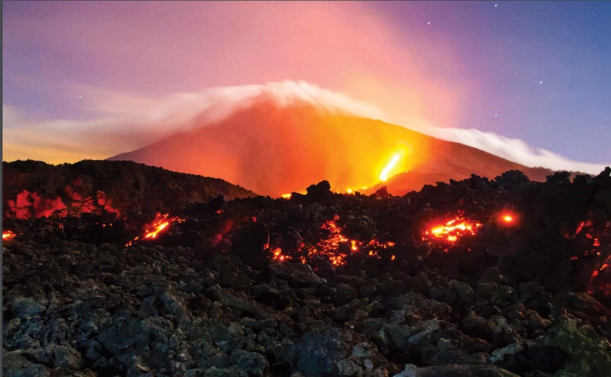 Los visitantes del Volcán de Pacaya recorren campos de lava petrificada, aprovechan el taxi volcánico y participan en experiencias termales guiadas por comunidades locales. (Conred)
