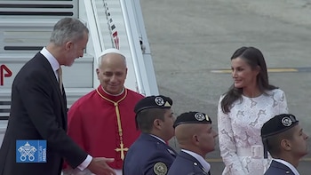 La reina Letizia deslumbra con su ‘privilegio blanco’ al dar la bienvenida a España al papa León XIV: elige un vestido de encaje blanco sin mantilla
