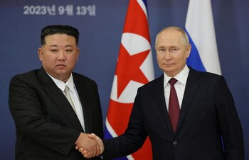 Vladimir Putin saluda a Kim