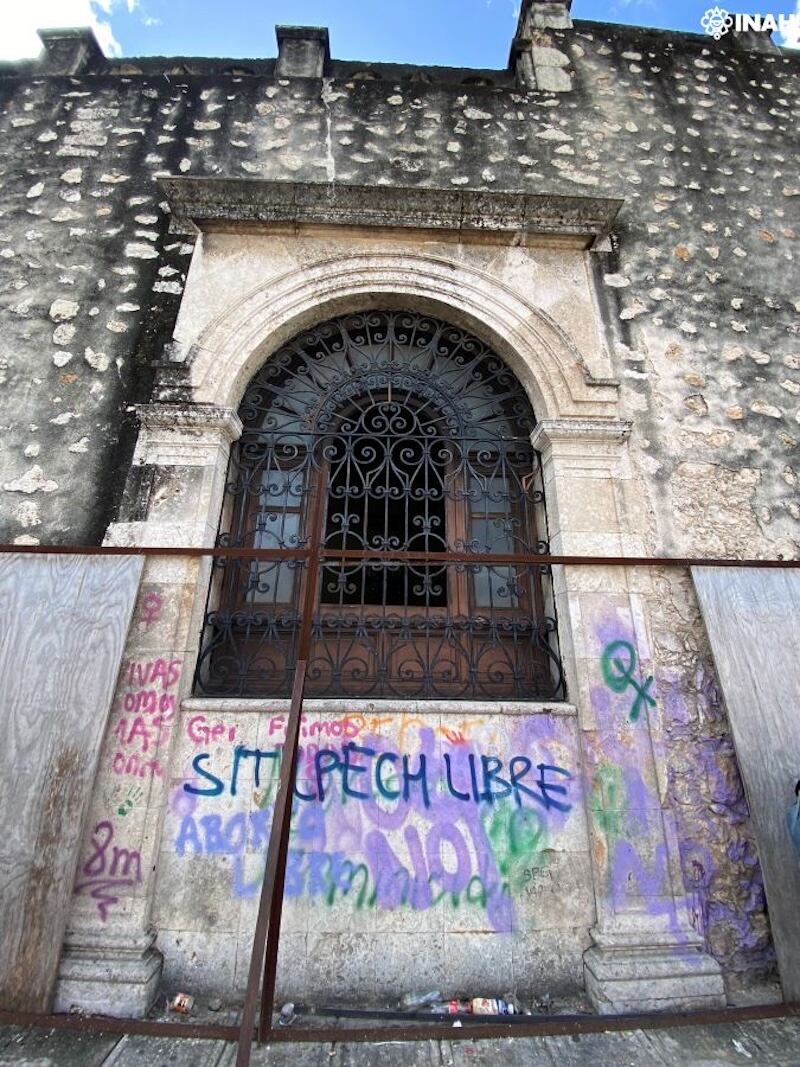 El uso de equipos avanzados permite eliminar grafitis y proteger la piedra caliza.FOTO: INAH