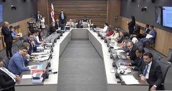 Durante la audiencia, Aguirre sostuvo que los cargos permanentes en la magistratura fortalecen la independencia judicial y la seguridad jurídica del país. Crédito: Captura Video Asamblea Legislativa