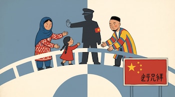 Ilustración de una mujer, una niña y un hombre de apariencia uigur en un puente, separados por una figura de uniforme con brazalete rojo. Un cartel con la bandera de China está visible.