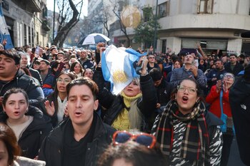 Militantes en la puerta de